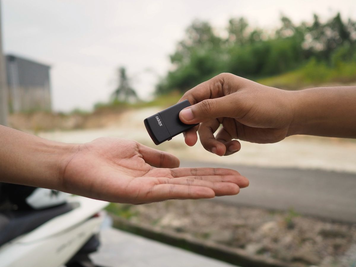 Proprietário entregando a chave do carro