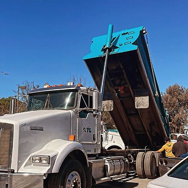 Kenworth do Grupo Ruli descarregando com a caçamba levantada