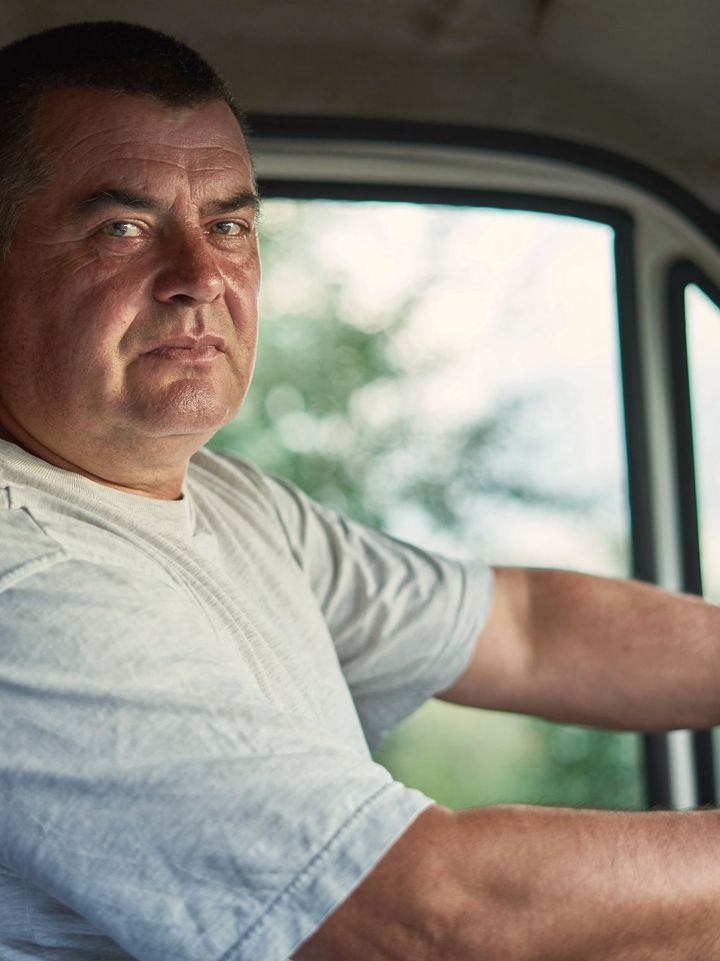 Operador ao volante de um veículo de trabalho