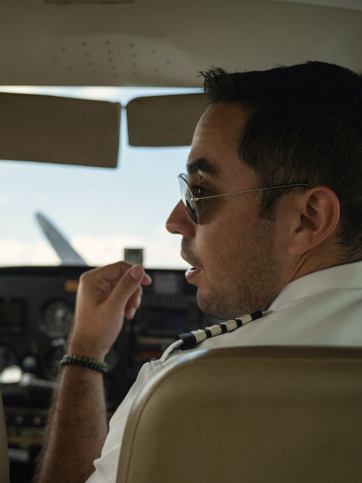 Piloto na cabine de um avião de pequeno porte
